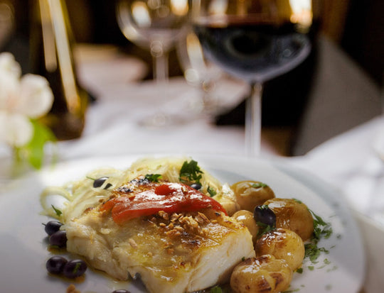 BRANCO OU TINTO: QUAL O VINHO MAIS ADEQUADO PARA ACOMPANHAR O BACALHAU NA CEIA DE NATAL?