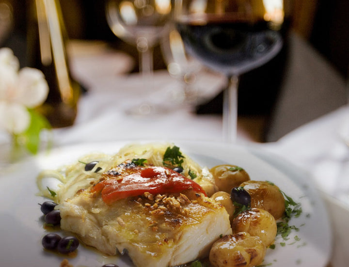 BRANCO OU TINTO: QUAL O VINHO MAIS ADEQUADO PARA ACOMPANHAR O BACALHAU NA CEIA DE NATAL?